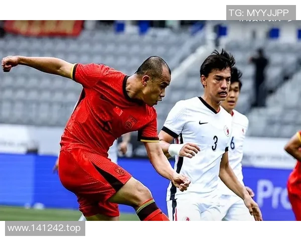 国足主帅亲赴基层选拔新人，现场引发围观