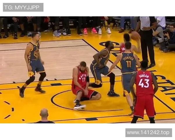 勇士赛场爆发小插曲，裁判如何处理？