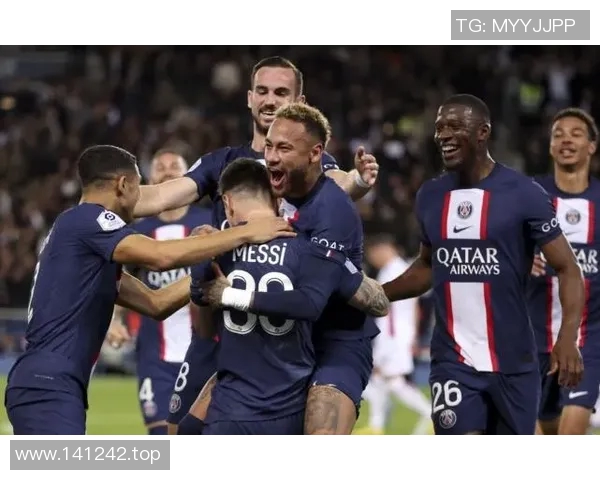 球员赛场求婚成功，观众掌声雷动